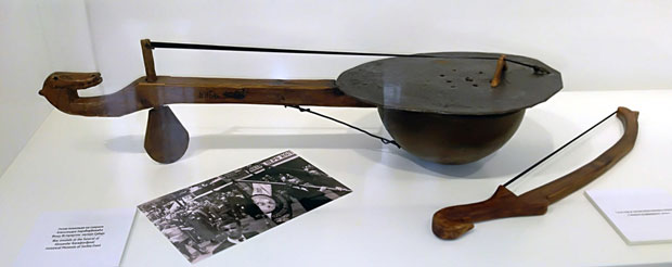 Гусле и од шлема